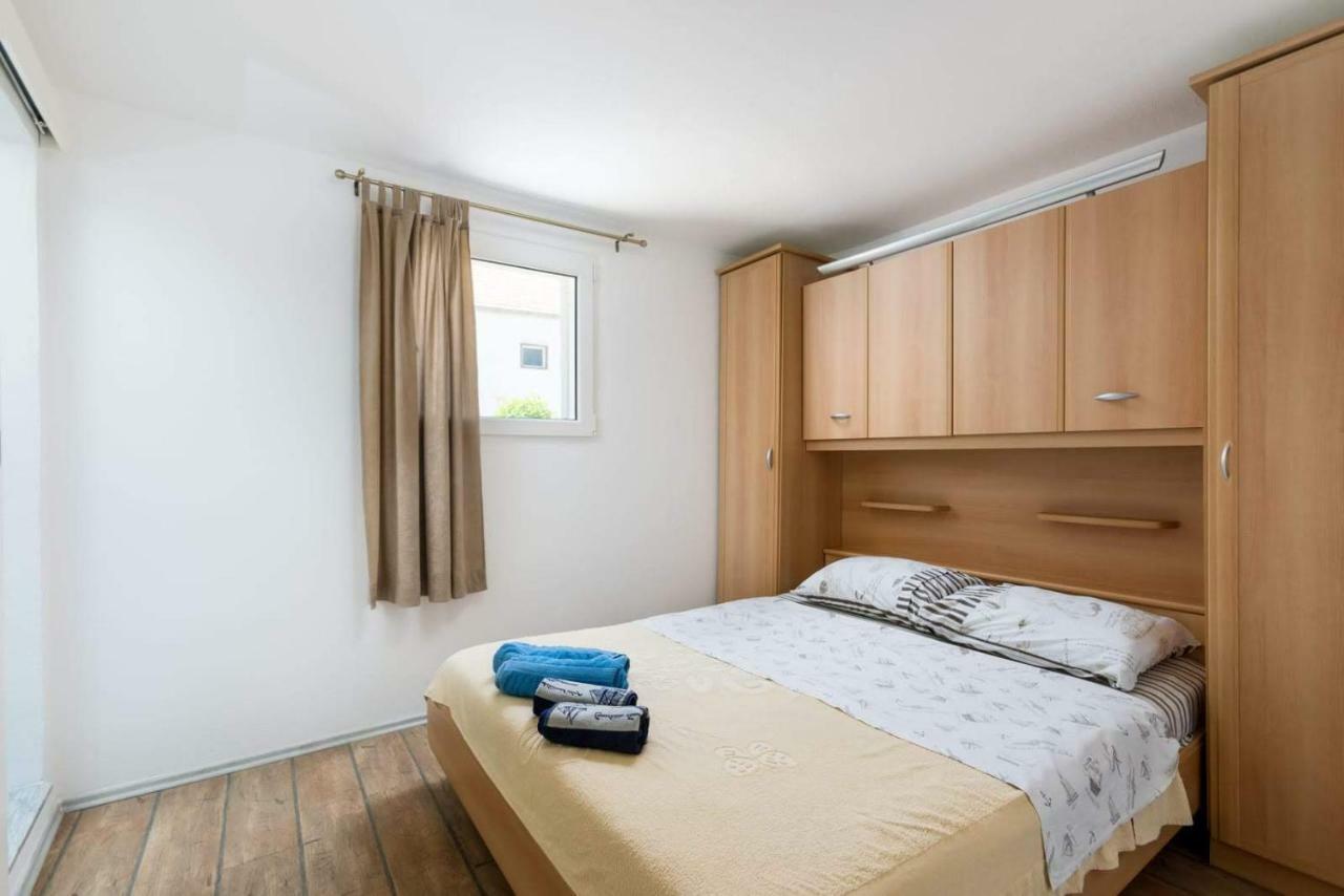 Apartmani Vinko Tribunj-Sovlje Tribalj エクステリア 写真